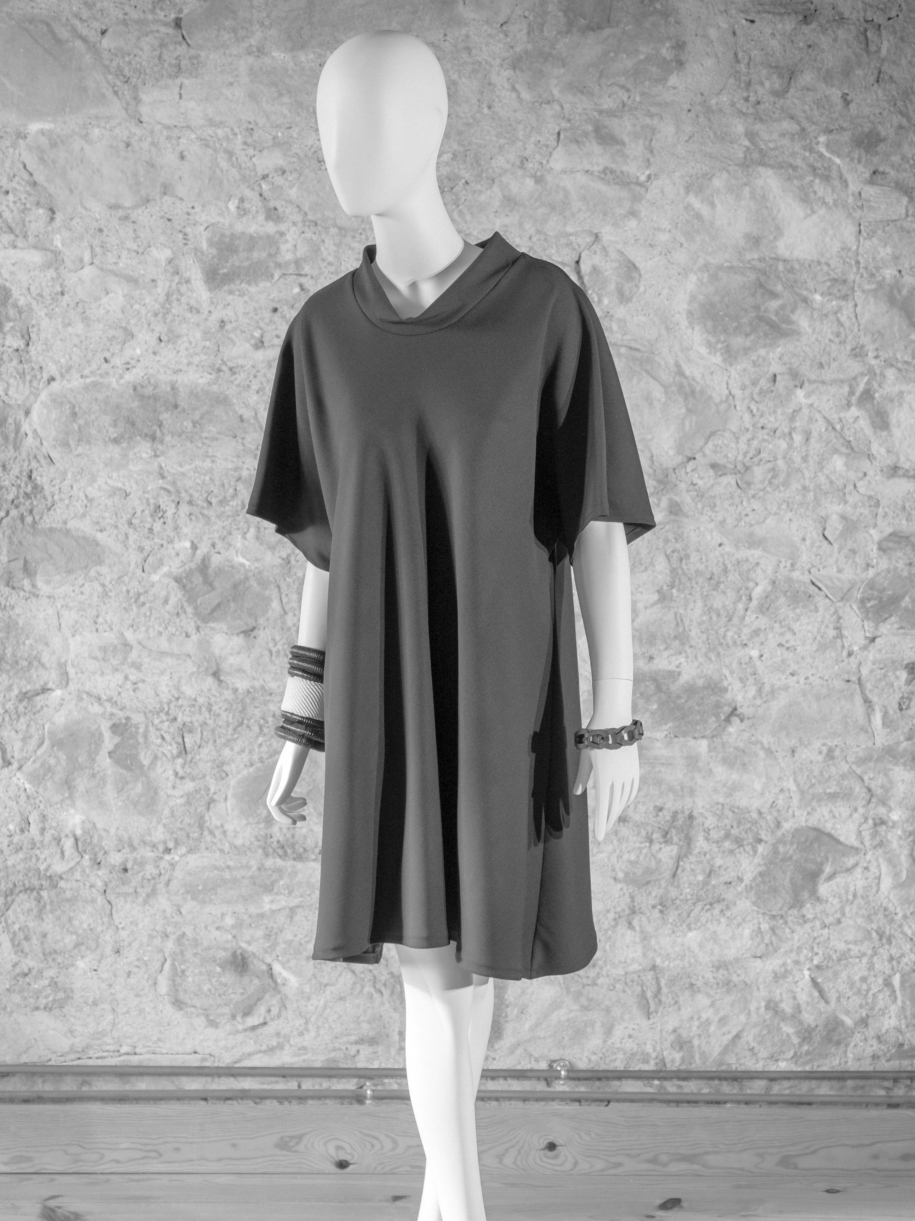 ROBE noire, dans le biais, taille unique